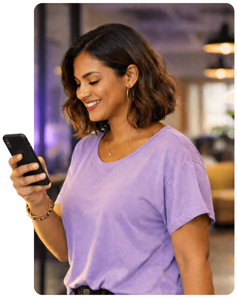 Profissional criando conteúdo no LinkedIn com a plataforma Boldfy