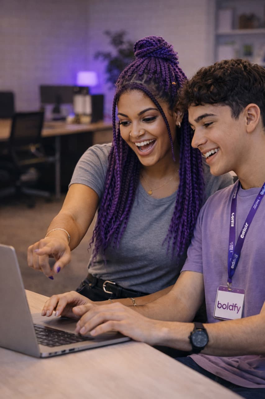 Colaboradora criando conteúdo na plataforma Boldfy